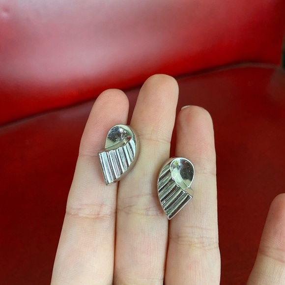 Vintage CORO Silver Tone Ribbon Earrings Screw Back Geometric Swirl Retro - Picture 1 of 6